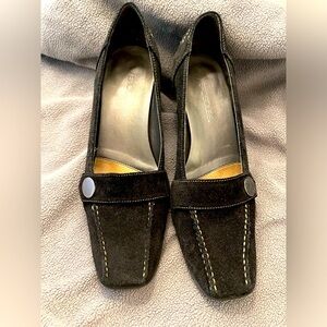 Aerosoles black suede pumps. Like new.